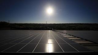 İngiltere’de güneş panelleri kömürden çok enerji üretti